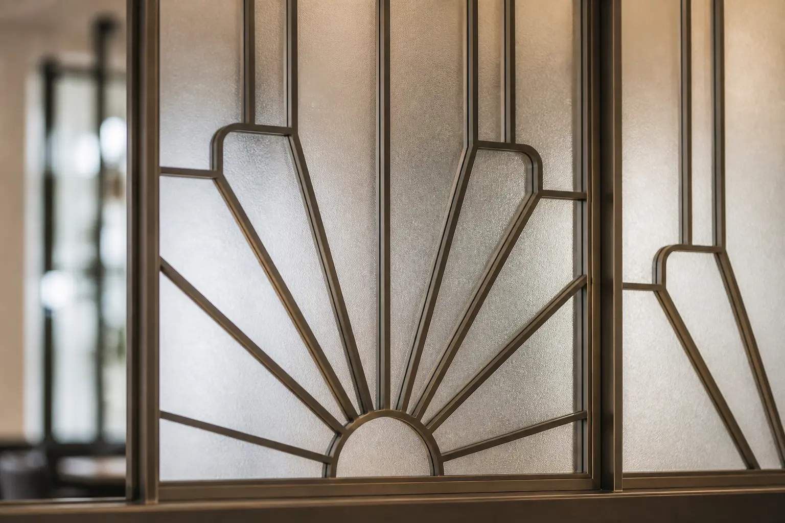 Verriere art deco en gros plan avec motif soleil, montants verticaux et géométrie raffinée