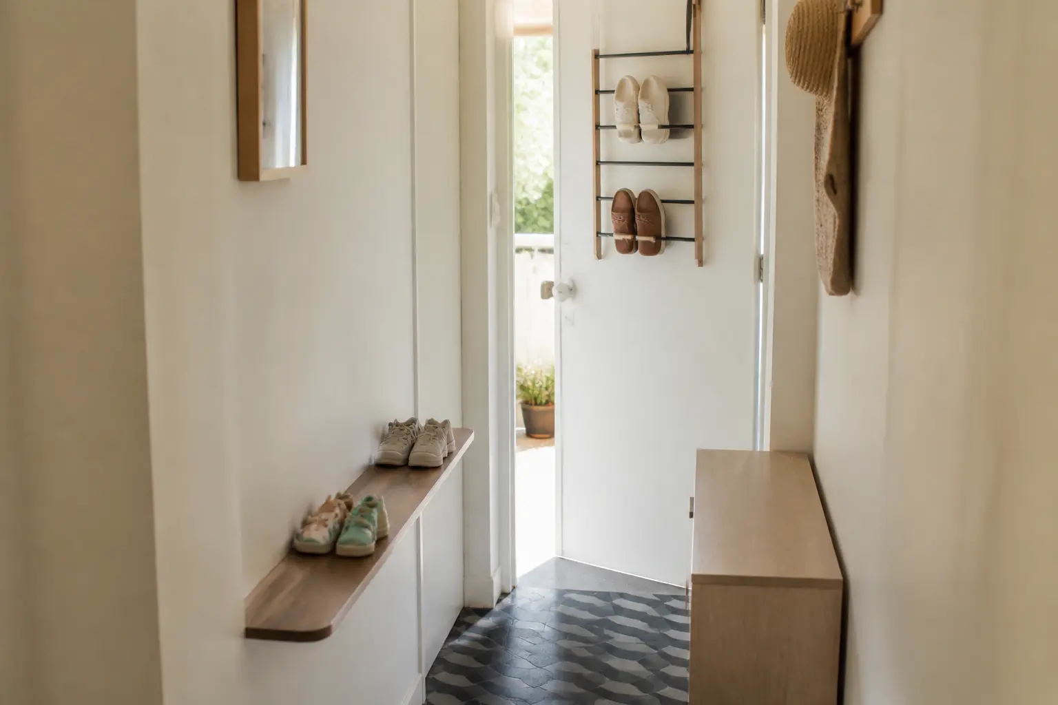 Astuce rangement chaussures dans une petite entrée : étagère murale, porte-chaussures et banc slim.