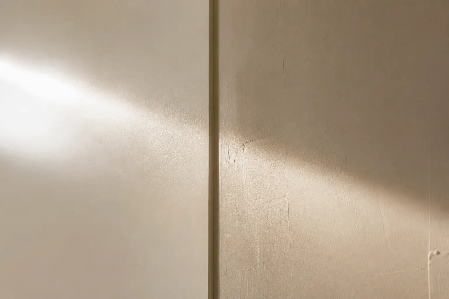 Peinture velours ou satin : deux murs satinés, l’un lisse, l’autre révélant marques de ponçage et traces de rouleau.